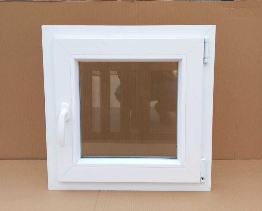 Okno PCV 90 x 90 cm białe szyba podwójna otwierane i uchylne.