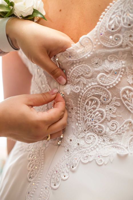 Suknia ślubna z kryształkami Swarovski