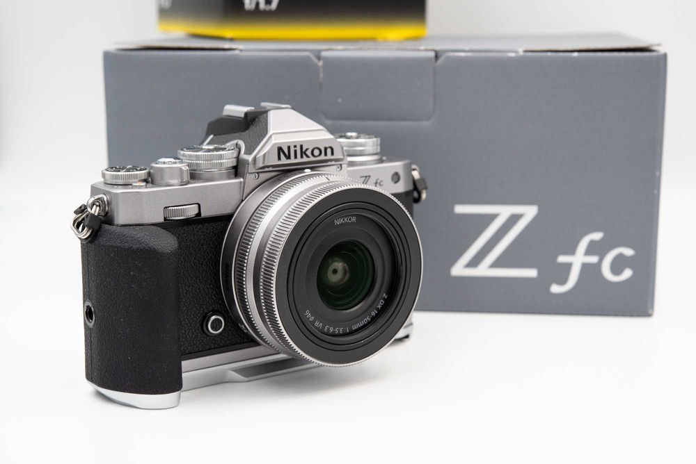 Nikon Z fc Kit Completo com 3 Lentes, Grip e Caixas Originais - Estado Imaculado