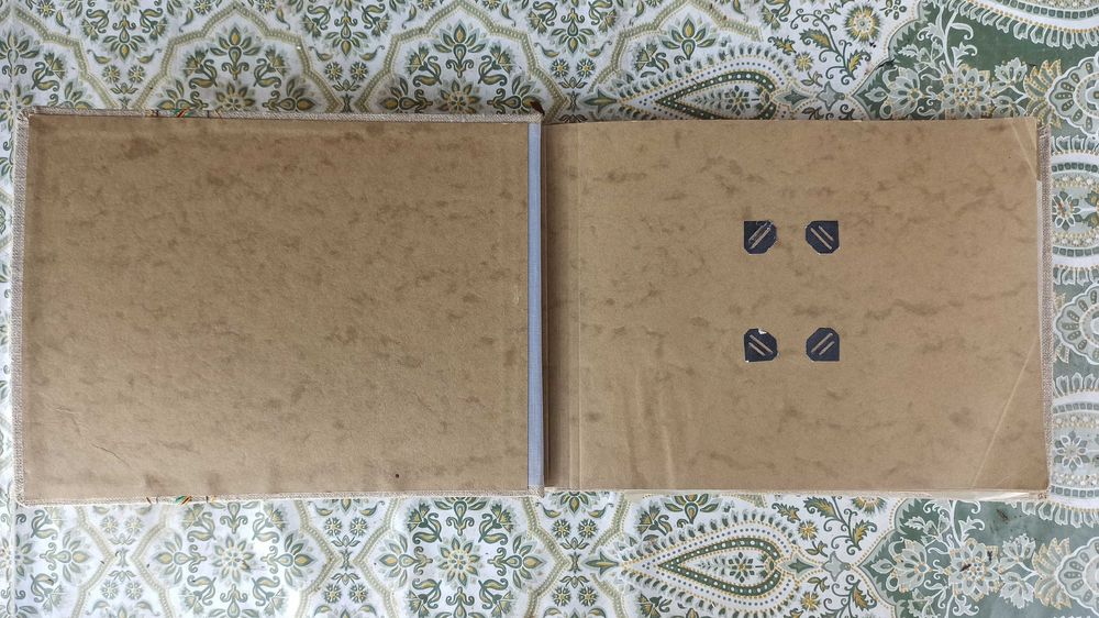 Stary ok 70-cio letni album na zdjęcia obszyty płótnem lnianym