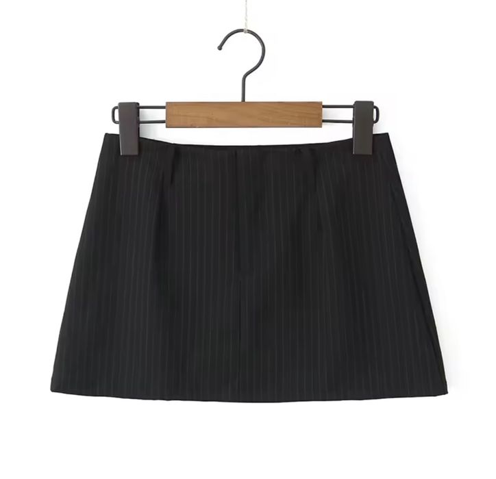 Чорна міні спідниця у смужку