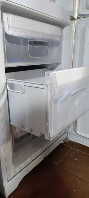Frigorífico Indesít Usado - Só funciona o congelador