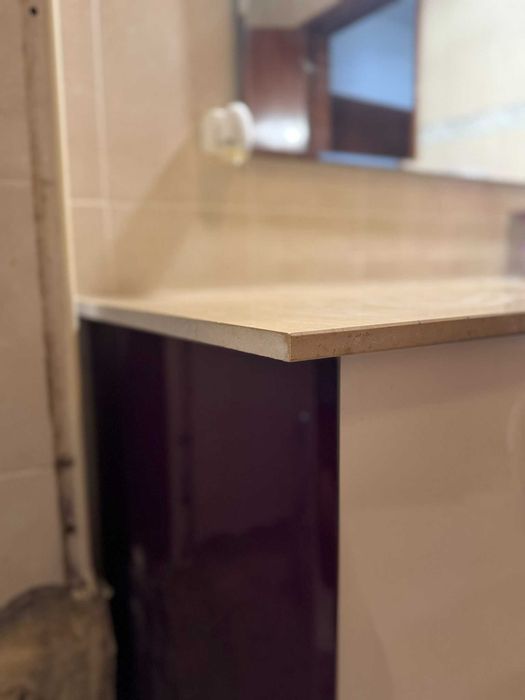 Móvel com lavatório, de casa de banho, com um design simples e elegante