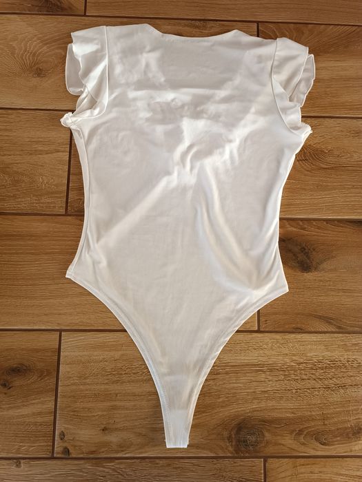 Śmietankowe body koronka falbanki
