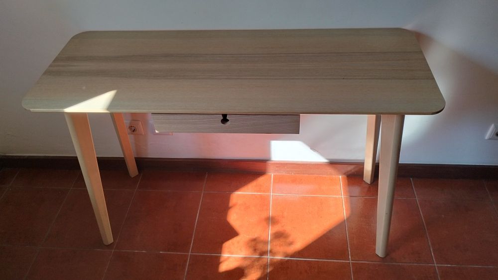 Secretária madeira em muito bom estado.
Secretária, chapa de freixo
Secretária, chapa de freixo, 118x45 cm