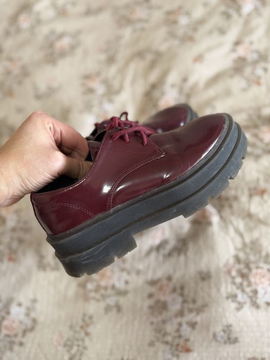 Marks & Spencer lakierowane bordowe półbuty 36