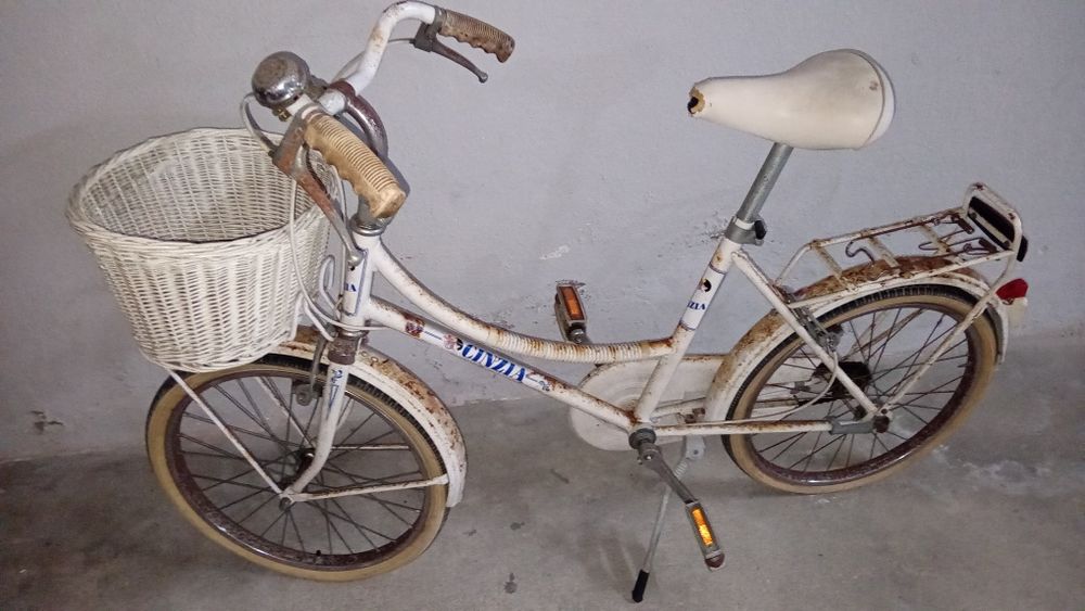 Bicicleta de senhora ou menina  com cesta