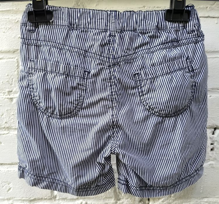 Krótkie spodenki szorty pionowe paski białe granatowe H&M r. 116 5-6