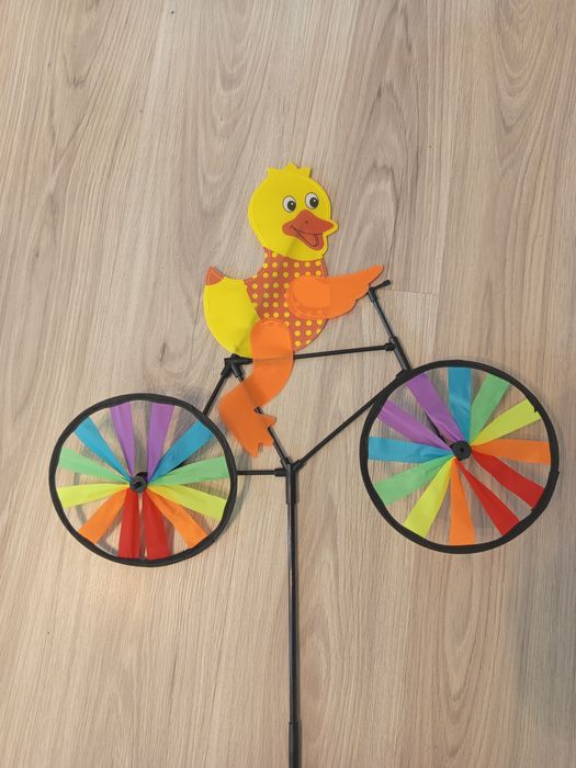 Wiatrak ogrodowy kaczuszka na rowerze