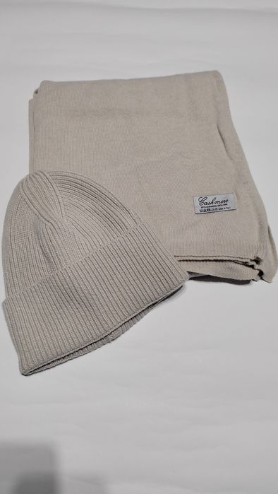 Piękny włoski damski komplet szalik czapka