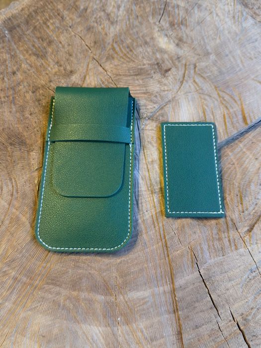 Estojo protetor de Relógio em couro sintético.