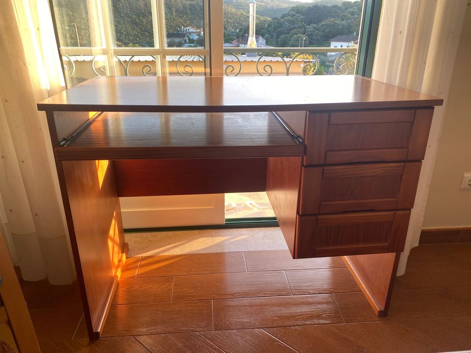 Secretaria com gavetas