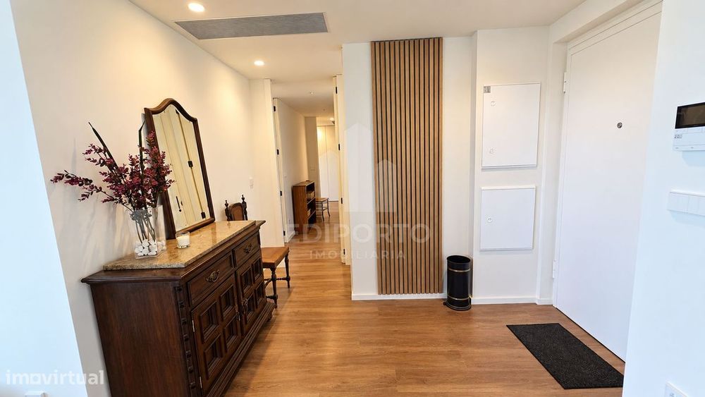 Apartamento T2 Novo mobilado com Varanda e Garagem em frente ao metro