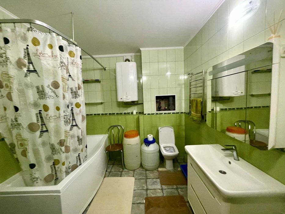 Продам великогабаритну трикімнатну квартиру. Центр. Закритий двір .