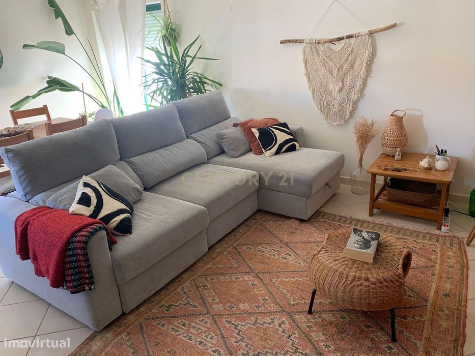 Apartamento T2 para Arrendamento em Quarteira | 1.450 €/mês | A 5 Minu