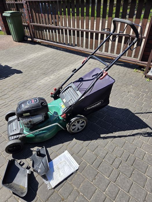 Kosiarka spalinowa briggs&stratton z napędem.