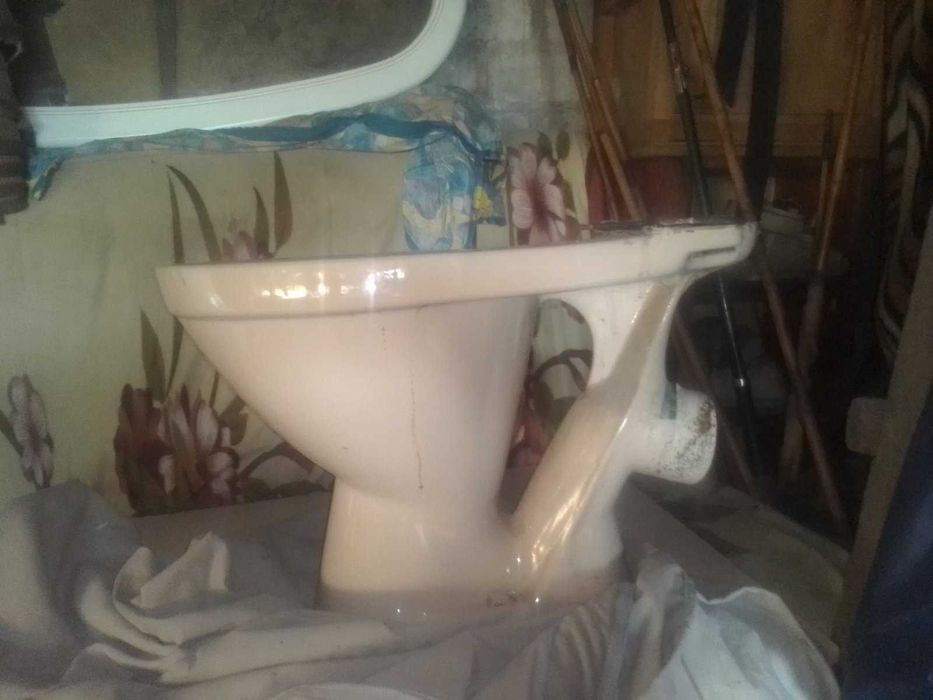 Продам унитаз Kolo в хорошем состоянии