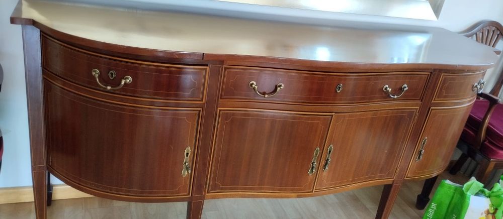 Conjunto Sala de Jantar Clássica Completa – Mesa Extensível (até 12 pessoas) + 8 Cadeiras (palhinha) + Aparador + Cristaleira
