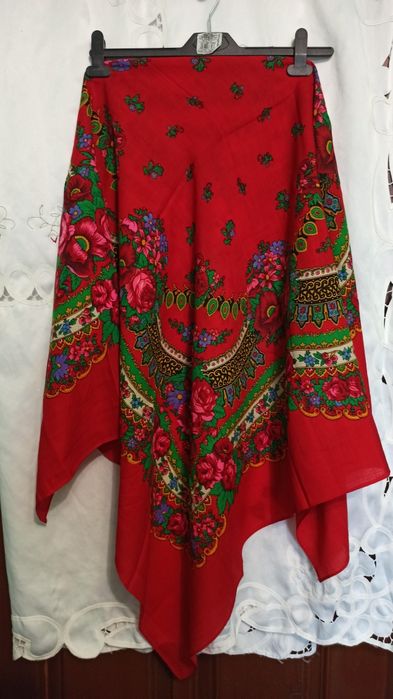 Нова красива шерстяна хустка.