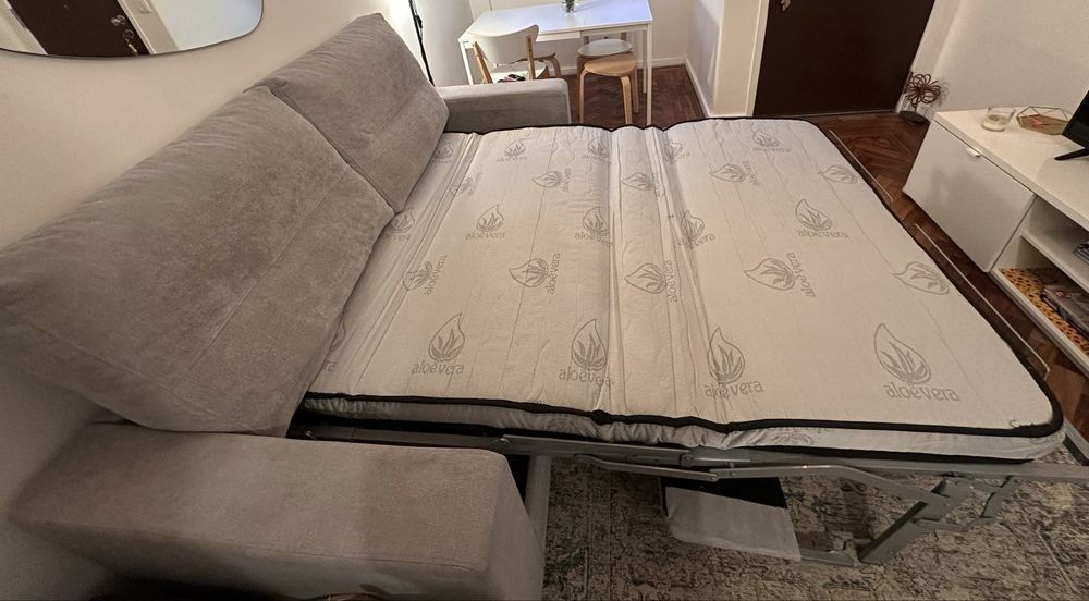 Sofá-cama cinzento de 2 lugares