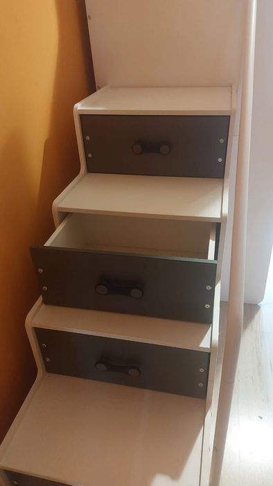 Łóżko z biurkiem i szafą