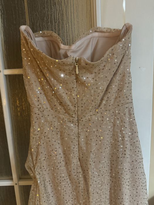 Zlota elegancka sukienka z cekinami dluga do ziemi