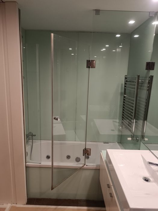 Frontal de banheiro com porta de abrir