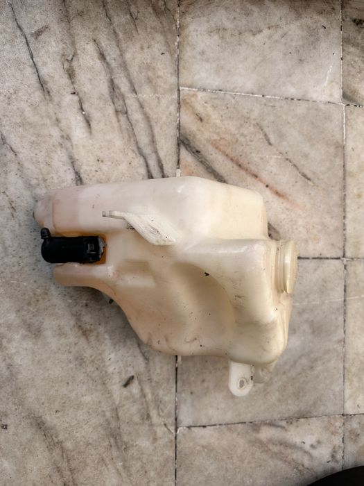 deposito do limpa vidros  com bomba incluida