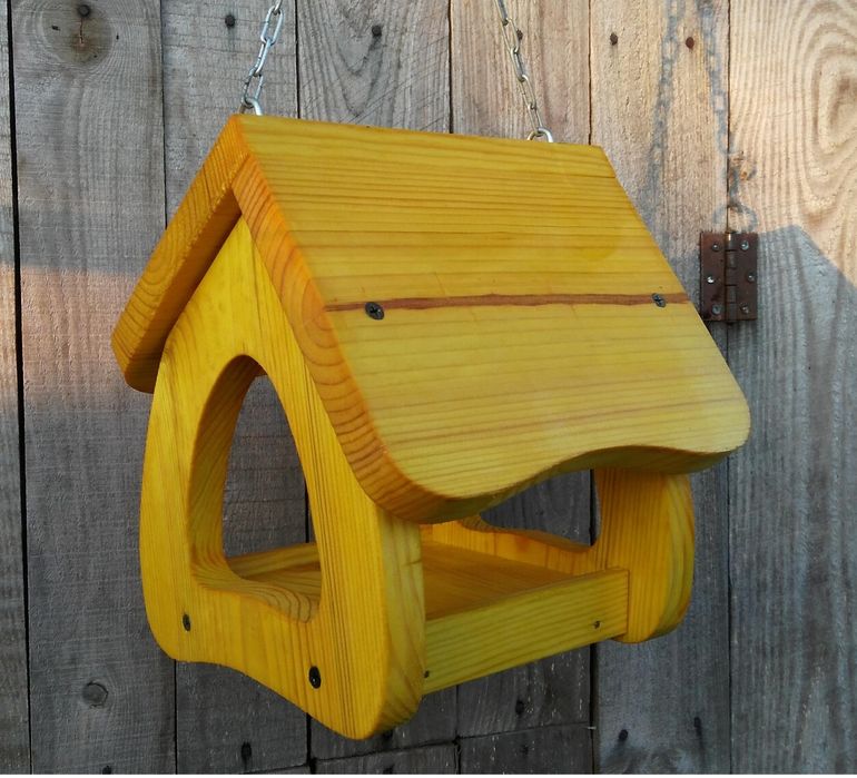 Дерев'яна годівниця для птахів та білочок