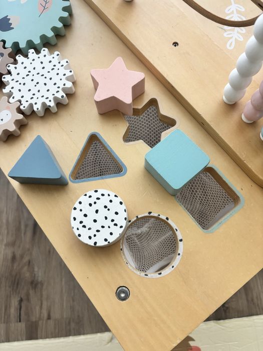 Mesa de atividades infantil em madeira + brinquedos Montessori