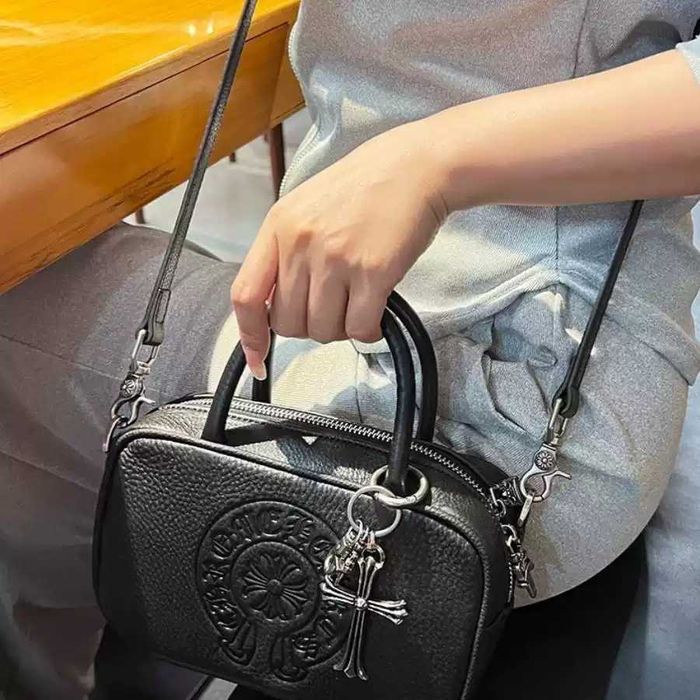 мини-сумка бочонок в стиле Хром Хартс Chrome Hearts / Черная сумка с брелоком и кинжалом
