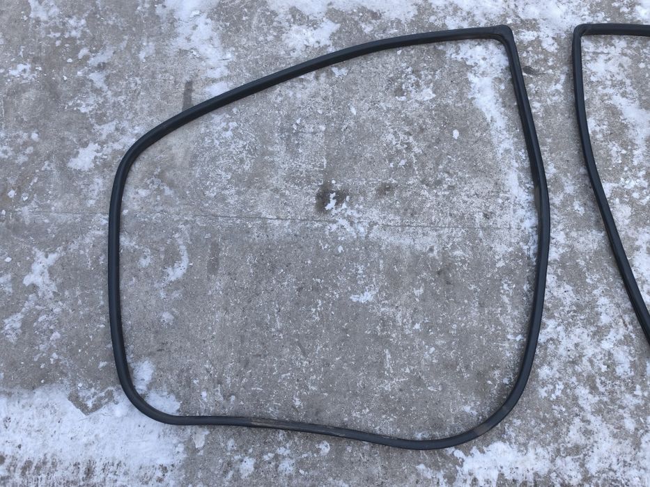 Продам уплотнители дверей на kia sorento 1