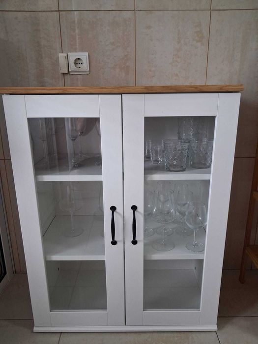 Estante com porta de vidros