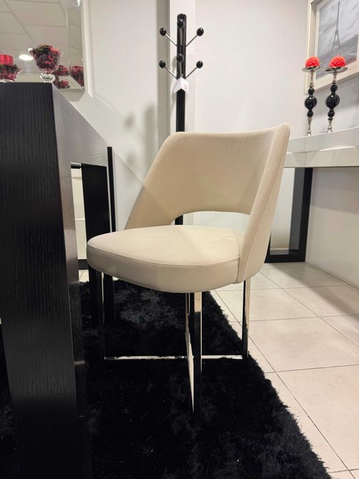 Sala de Jantar completa em exposição (mesa+cadeiras+aparador+moldura)