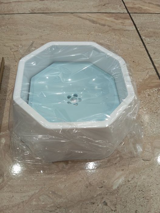 Miska niech chlapiąca pies kot