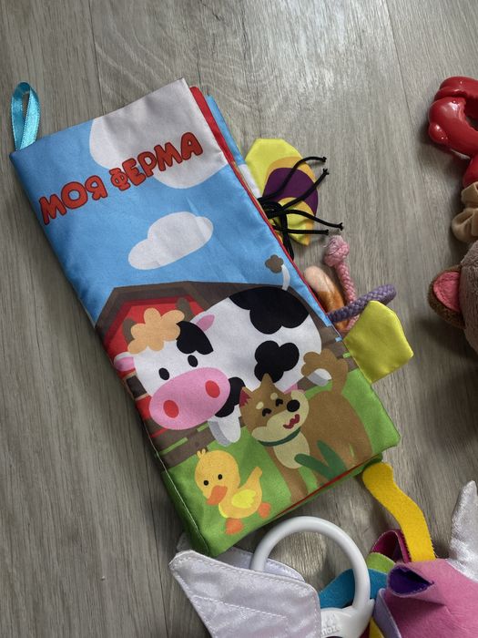 Музичні іграшки на каляску тканинна книжечка моя ферма