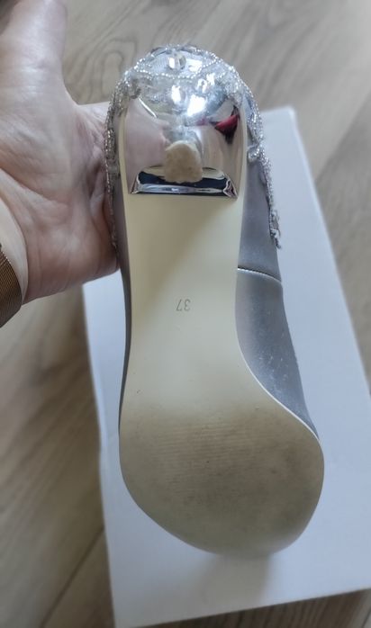 Idealne srebrne szpilki ślubne Witt z kwiatowym zdobieniem z kryształk