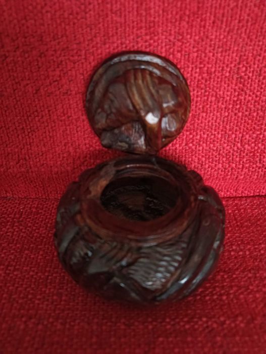 Caixa madeira africana sólida com relevos 6cm diâmetro