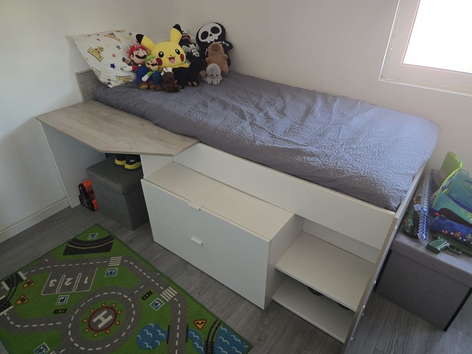 Cama de criança com secretária