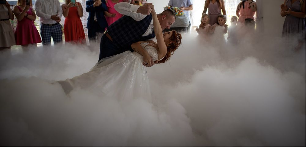 Ciężki dym, fontanny iskier, pierwszy taniec, tort, taniec w chmurze
