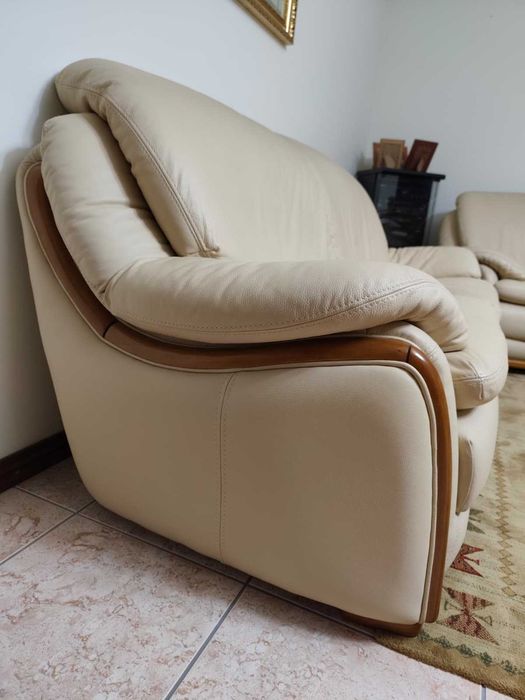 Conjunto de Sofás em Pele Bege – Como Novos  – Viseu