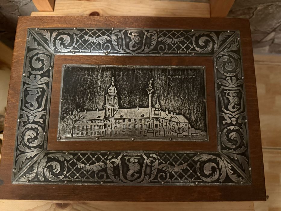 Prezentowany przedmiot to drewniana szkatułka  produkcji warszawskiej