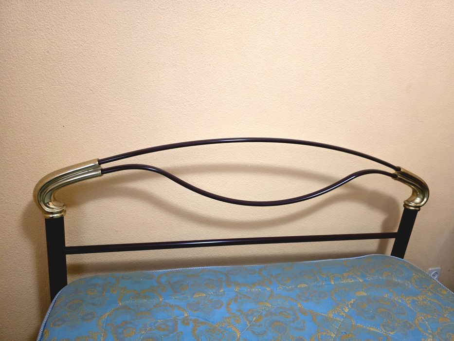 Cama de casal em metal