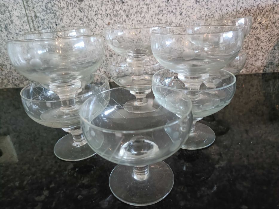 Taças de champanhe  vintage com uvas gravadas