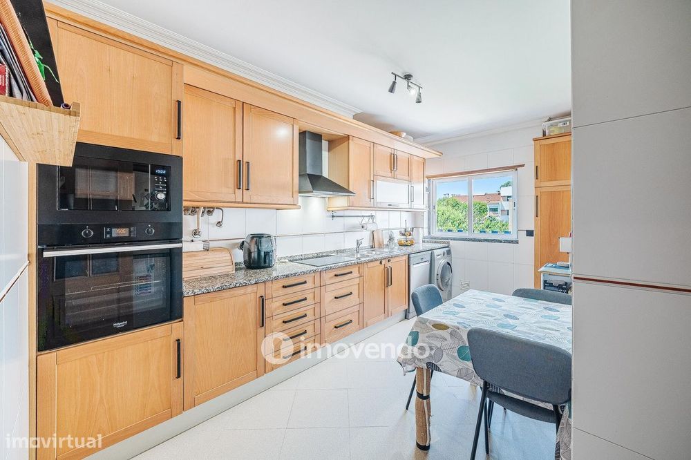 Apartamento T3 com estacionamento e cozinha equipada, em Tercena