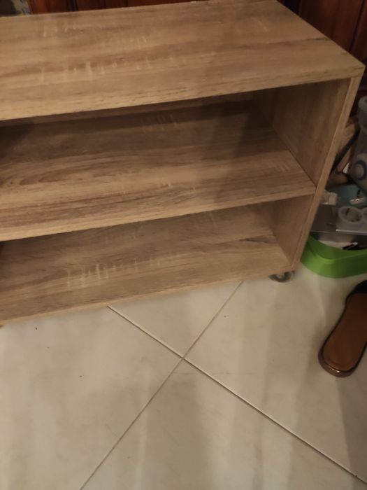 Pequena mesa com rodas