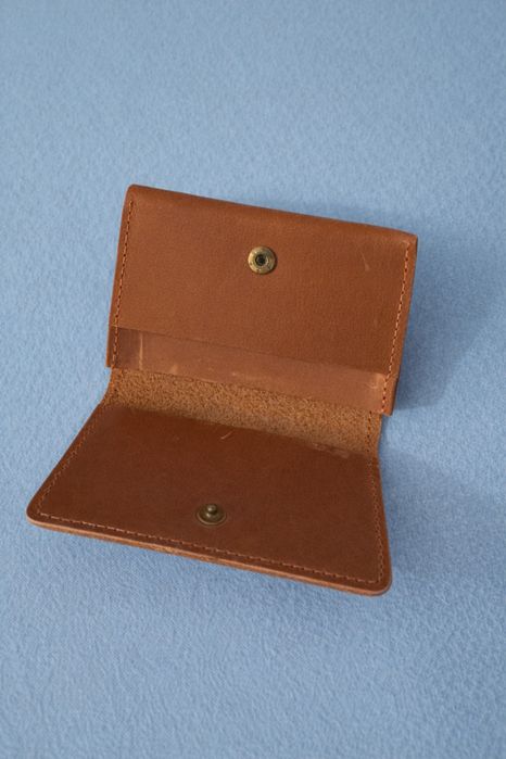 Porta-cartões em pele castanha – compacto e elegante