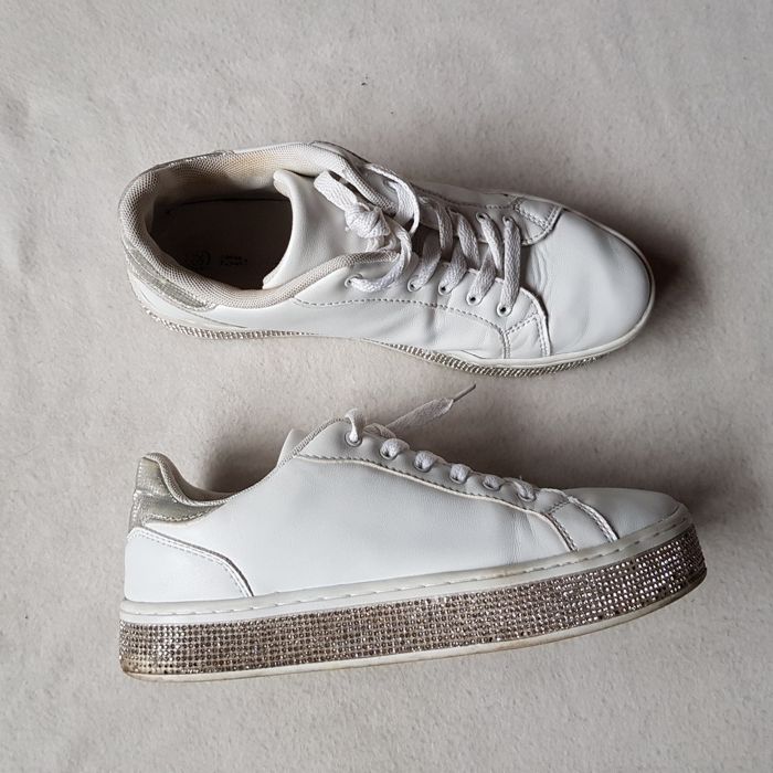 adidasy na blyskotliwej koturnie