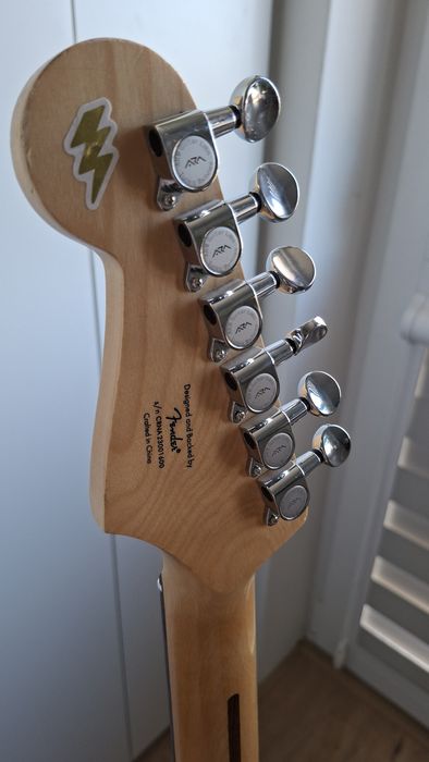 Gitara elektryczna Squier Sonic Ultraviolet HSS Dimarzio