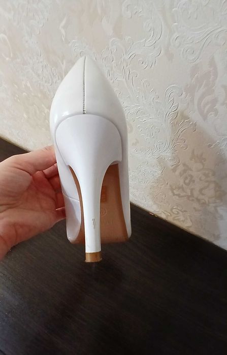 Продам білі туфлі